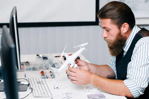 Loja de reparação de brinquedos eletrônicos, desmontagem de drones — Fotografia de Stock