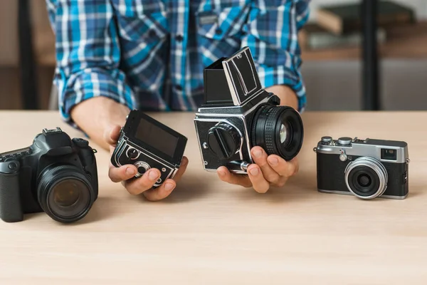 Blogger toont structuur van retro filmcamera — Stockfoto