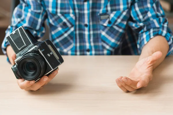 Fotograaf vergelijken oude camera met smth, nietig — Stockfoto
