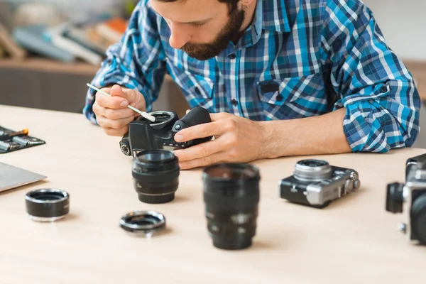 Onderhoud van fotocamera op workshop — Stockfoto