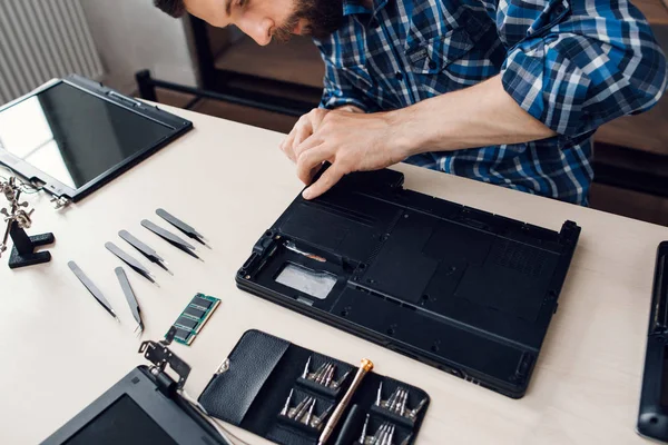 Разборка ноутбука с отвёрткой при ремонте — стоковое фото
