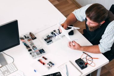 Hata bulmak için arama kırık dron el işleri ustası