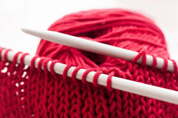 Вязание иголок и бордовый клубок пряжи на белом — стоковое фото