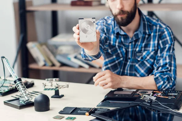 Bearded repairman show broken winchester on camera — Stock Photo, Image