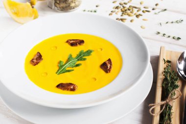 Mantar ve otlar ile curried havuç çorbası
