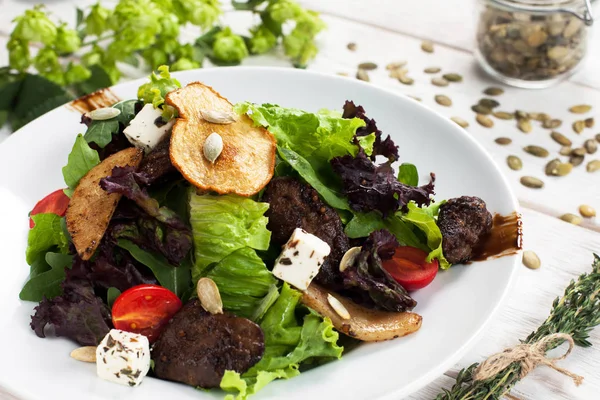 Salade savoureuse aux champignons et légumes frits — Photo