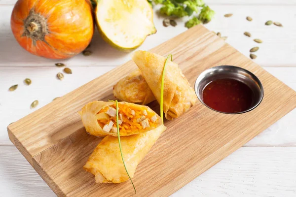 Kürbisrollen mit Hühnchen in Großaufnahme — Stockfoto