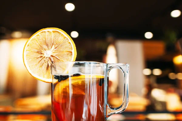 Tasse de thé chaud avec orange au bar close-up — Photo