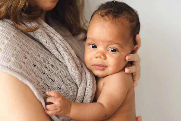 Matka drží roztomilé novorozeně usmívající se dítě — Stock fotografie
