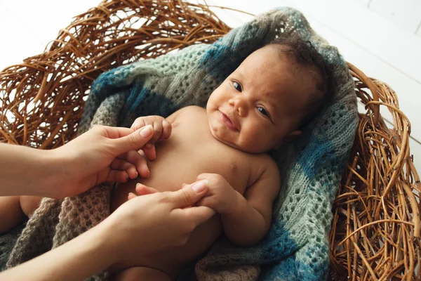 Lindo bebé recién nacido sosteniendo las manos de mamá en la cuna —  Fotos de Stock