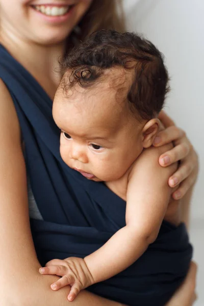 Afrikanisches Baby mit Mutter im Tragetuch, Nahaufnahme — Stockfoto