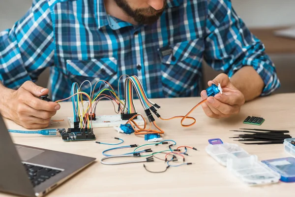 Engineer checks connection between components — Stock Photo, Image