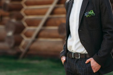 Tanınmayan damat ayakta açık boş alan