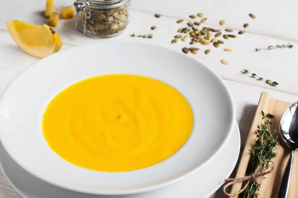 Гарбузовий крем-суп у тарілці крупним планом — стокове фото