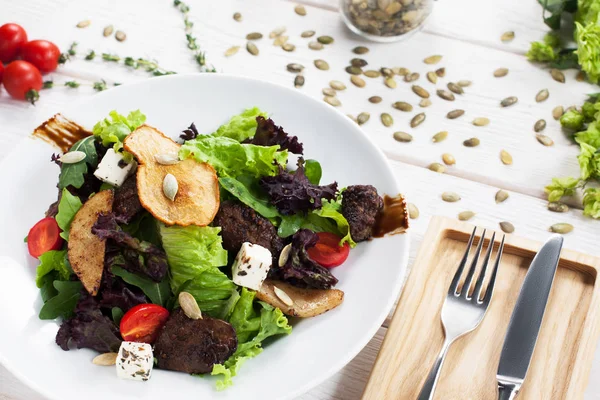 Вкусный салат с жареными грибами и овощами — стоковое фото