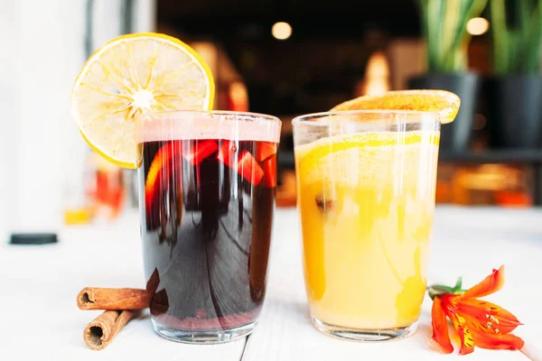 Twee glazen van warme glühwein op restaurant tafel — Stockfoto