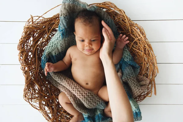 Vista superior del bebé biracial en cuna de mimbre —  Fotos de Stock