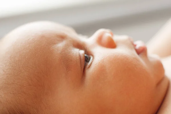 Close-up van pasgeboren baby gezicht, schattig kind — Stockfoto
