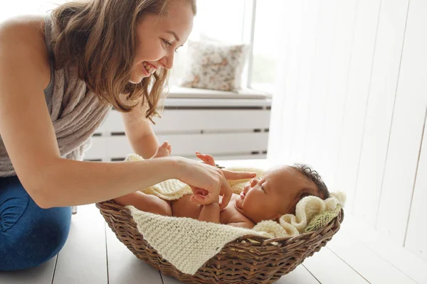 Sonriente madre jugando con el bebé recién nacido, perfil —  Fotos de Stock