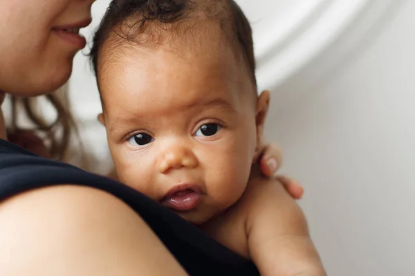 Entzückendes süßes afrikanisches Neugeborenenporträt — Stockfoto