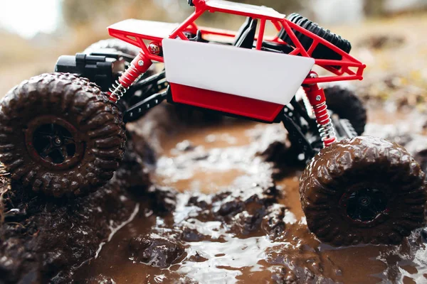 Toy suv riding through mud, side view — Stock Photo, Image
