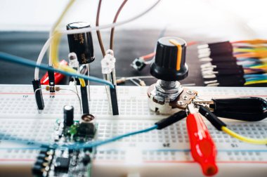 Prototipleme elektronik kurulu bileşenleri ile