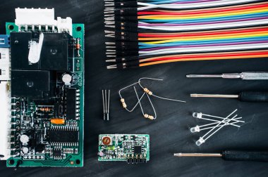 Bilgisayar devre kabloları ve ayrıntıları düz ile yatıyordu