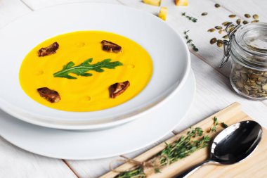 Tohum ve tablo kaşık ile kabak çorbası