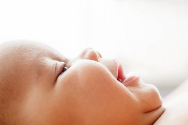 Yeni doğan bebek yüz, boş alan gülümseyen profili