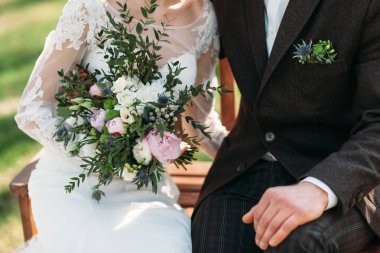 Gelin ve damat Park, bankta oturmuş yakın çekim