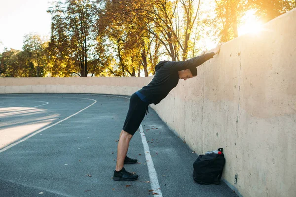 Спортсмен делает упражнения для разогрева — стоковое фото
