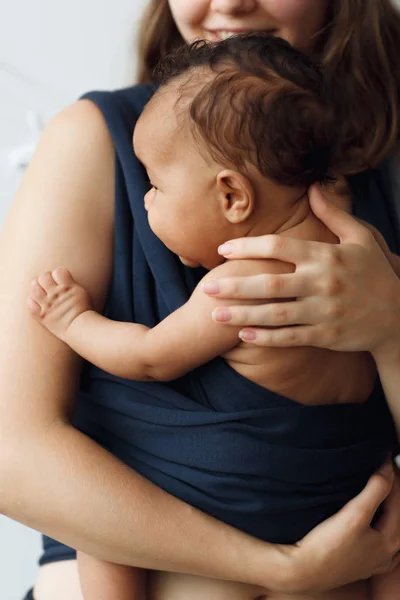 Mutter hält ihr Baby im Tragetuch — Stockfoto