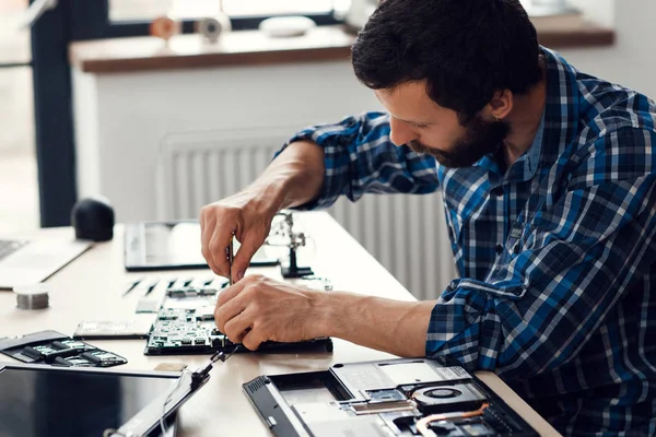 Laptop disassembling with screwdriver, side view — Stock Photo, Image