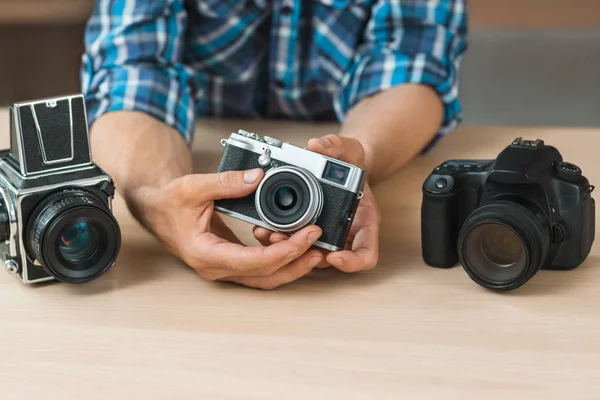 Onherkenbaar man toont eenvoudige filmcamera — Stockfoto