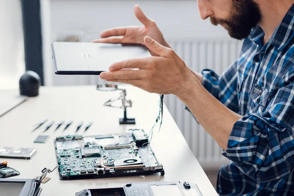 Desmontaje de portátiles en taller de reparación electrónica —  Fotos de Stock