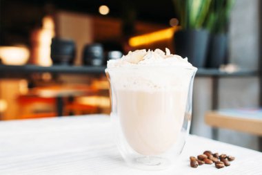 Kapuçino Restoran masada bardak