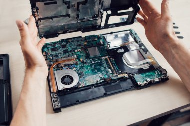 Laptop tamir dükkanı, demontaj yakın çekim