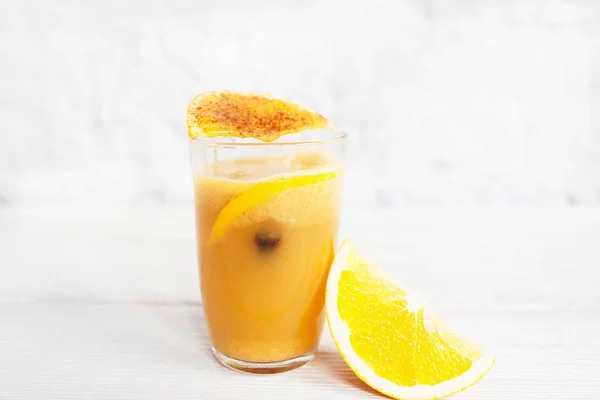 Vers sinaasappelsap in glas op witte achtergrond — Stockfoto