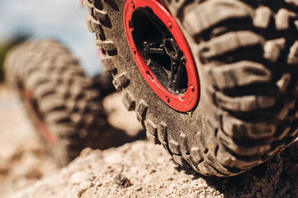 Closeup of 4x4 truck tire on rock track — Stock Photo, Image