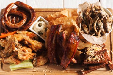 Ahşap masa, düz snacks bira çeşitli yatıyordu