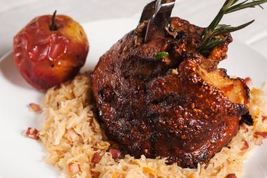 Haşlanmış lahana ve elma ile fırında jambon