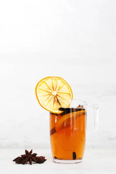 Tasse Tee mit Orange und Zimt auf Weiß — Stockfoto