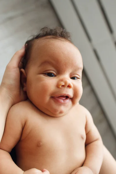 Sonriente bebé africano, vista superior, madre pov —  Fotos de Stock