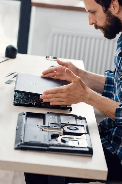 Разборка ноутбука в мастерской по ремонту электроники — стоковое фото