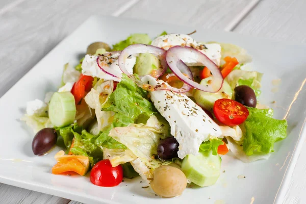 Ensalada griega con verduras frescas, feta y aceitunas —  Fotos de Stock