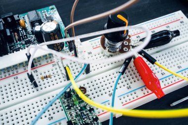Breadboard elektronik bileşenleri ile yakın çekim