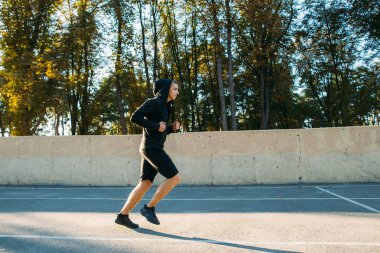 Açık hava stadyum üzerinde eğitim genç sporcu