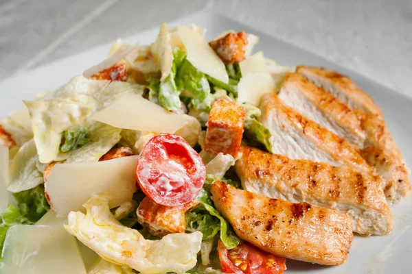 Salade César avec viande de poulet frite, espace libre — Photo