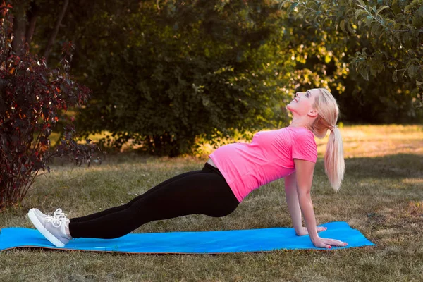 Junge schwangere Stretching im Freien, Fitness — Stockfoto
