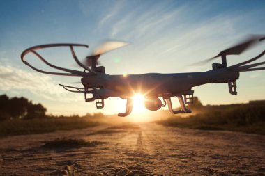 Gün batımı ışık yakın çekim, boş alan üzerinde uçan uçak